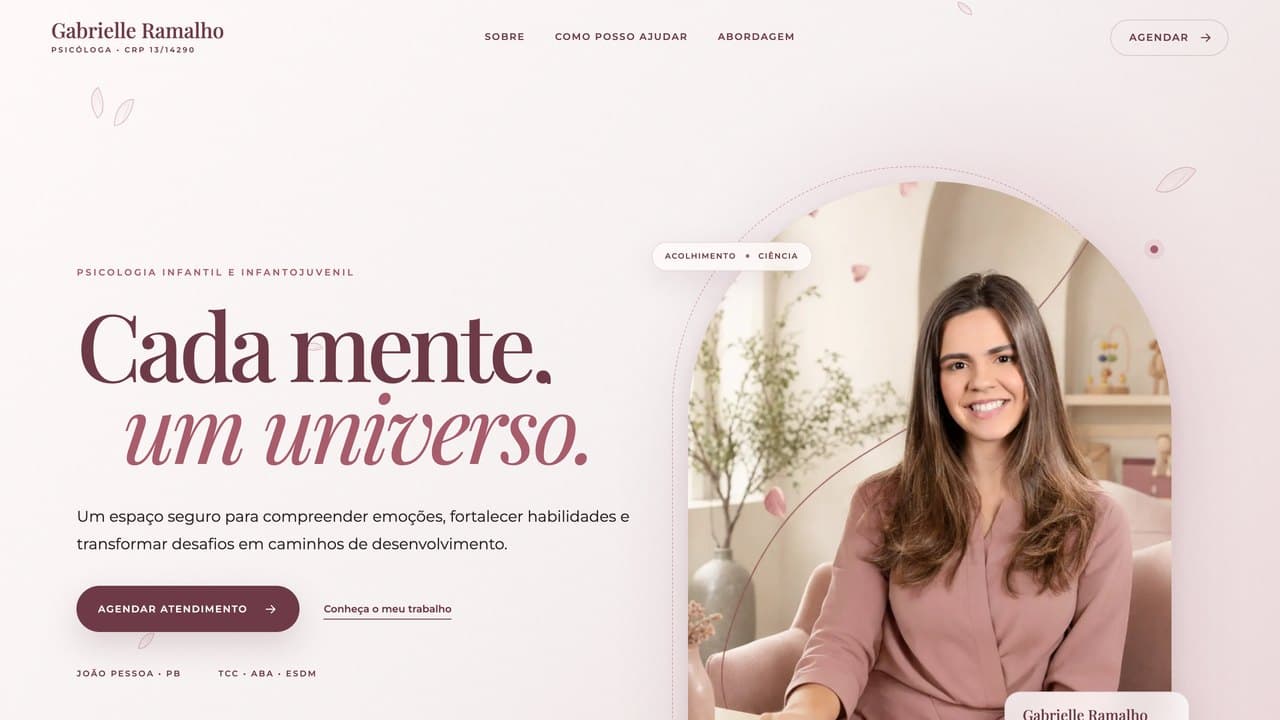 Recorte da página inicial de Gabrielle Ramalho com headline Cada mente, um universo