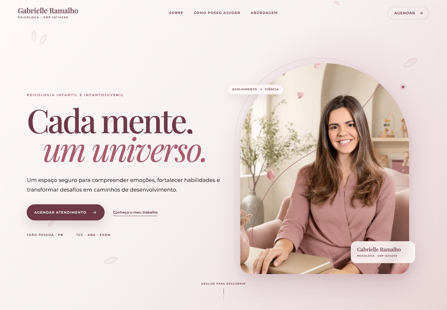 Página inicial de Gabrielle Ramalho com retrato em arco e chamada para agendar atendimento